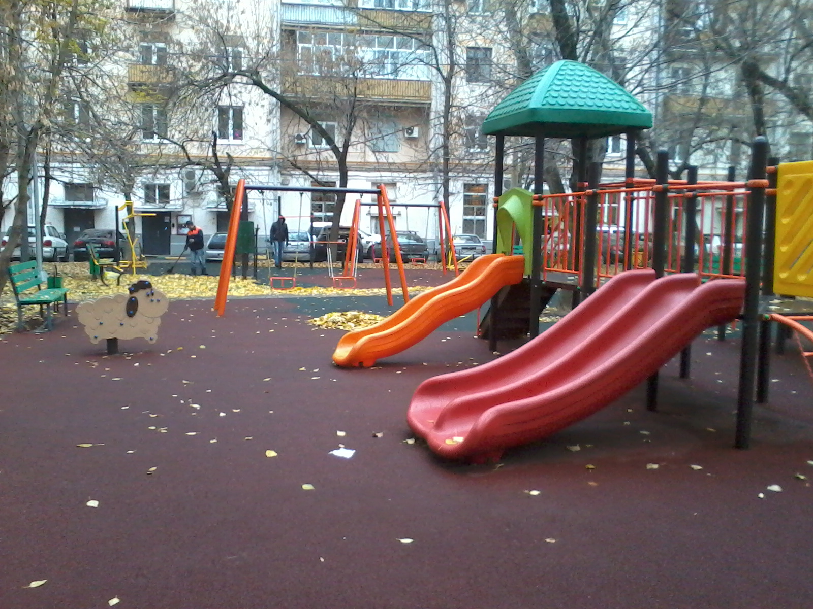 В Москве и других городах детские площадки покрывают резиновым покрытием