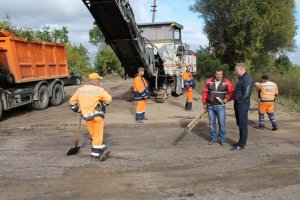 Дорогу через дамбу в Ярцеве восстановят в конце месяца