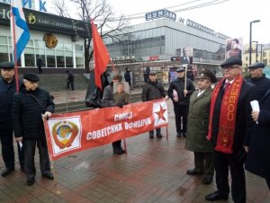 По всей стране прошли парады в честь 106 лет Великой Октябрьской Революции.