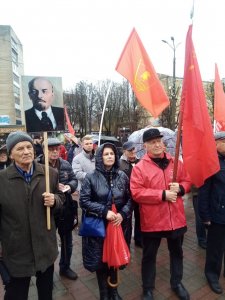 По всей стране прошли парады в честь 106 лет Великой Октябрьской Революции.