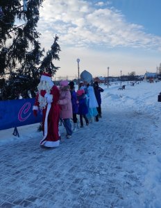 В гости к ребятам пришли Снеговик, дед Мороз с внучкой Снегурочкой