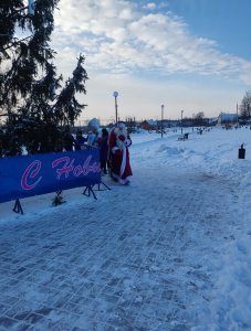 В гости к ребятам пришли Снеговик, дед Мороз с внучкой Снегурочкой