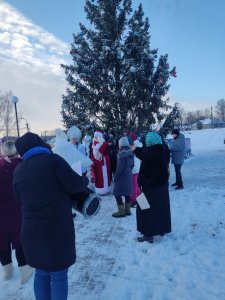 В гости к ребятам пришли Снеговик, дед Мороз с внучкой Снегурочкой