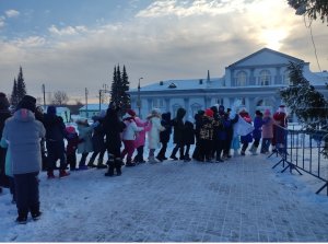 В гости к ребятам пришли Снеговик, дед Мороз с внучкой Снегурочкой