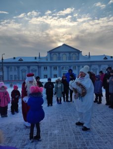 В гости к ребятам пришли Снеговик, дед Мороз с внучкой Снегурочкой