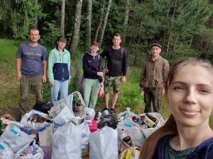 Пока эко волонтеры убирают мусор в лесу, плохие люди гадят